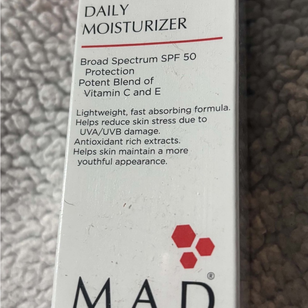 Daily Moisturizer SPF 50 - Lightweight Hydrating Cream (White/Red)